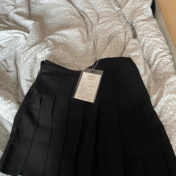 pleated black mini skirt - Picture 4 of 4